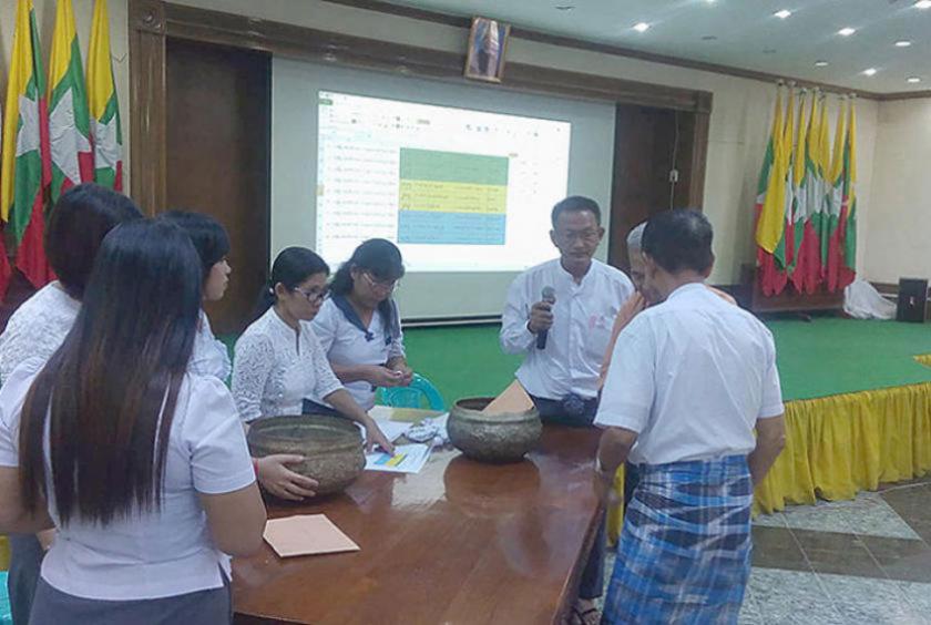 မြို့ပြနှင့် အိမ်ရာဖွံ့ဖြိုးရေးဦးစီးဌာနက တန်ဖိုးနည်း၊ တန်ဖိုးသင့်အိမ်ခန်းများ ရောင်းချရန် မဲနှိုက်နေသည်ကို ၂၀၁၉ ခုနှစ်အတွင်းက တွေ့ရစဉ်