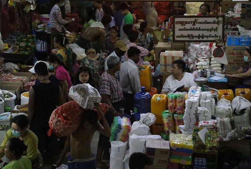  ကိုရိုနာဗိုင်းရပ်စ် မြန်မာနိုင်ငံတွင် စတွေ့ပြီဆိုသည့် ကောလာဟလကြောင့် ရန်ကုန်မြို့ ညောင်ပင်လေးစျေးတွင် စားသောက်ကုန်စုဆောင်းသူများဖြင့် စည်ကားနေစဉ် (ဓာတ်ပုံ-မျိုးထက်ပိုင်)