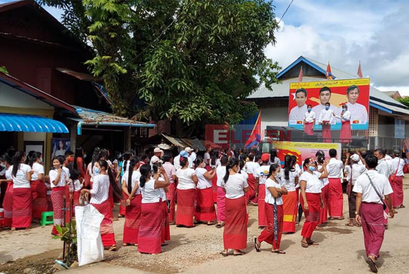 မွန်ညီညွတ်ရေးပါတီမှ သံဖြူဇရပ်မြို့တွင် ကိုယ်စားလှယ်လောင်းများ၏ မြေစိုက်ပိုစတာစိုက်ထူခြင်း ဆောင်ရွက်နေစဉ် (Photo:MUP)