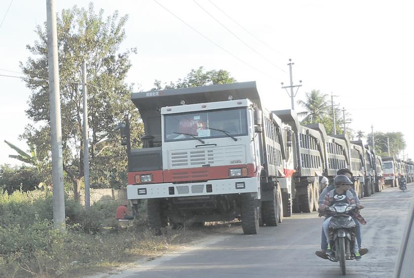 ဒီးမော့ဆိုမြို့နယ် ငွေတောင်ဆည်တွင် လူ့အခွင့်အရေး အခမ်းအနားကို ဒီဇင်ဘာ ၁၀ ရက်က ကျင်းပရာ ကလေးငယ်များ အပြေးပြိုင်ပွဲ ယှဉ်ပြိုင်နေစဉ်(ဓာတ်ပုံ-မခိုင်)
