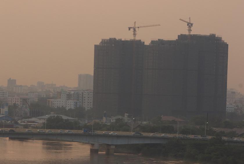 ရန်ကုန်မြို့ရှိ တည်ဆောက်ဆဲ အထပ်မြင် ့အဆောက်အအုံအချို့ကို တွေ့ရစဉ် (ဓာတ်ပုံ-ကြည်နိုင်)