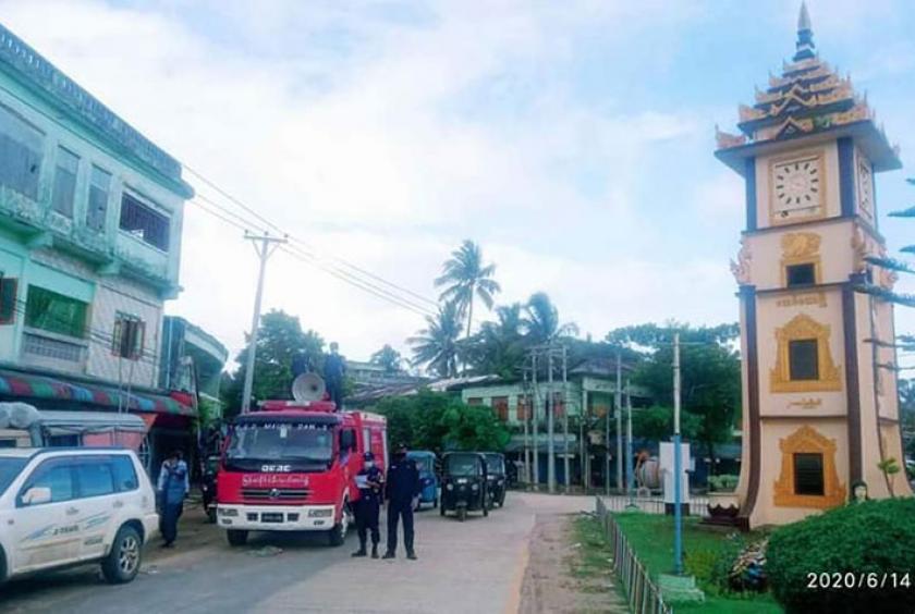 မောင်တောမြို့၌ COVID – 19 ရောဂါ ကြိုတင်ကာကွယ်ရေး အသိပညာပေးကြေညာနေစဉ် (ဓာတ်ပုံ-Rakhine Fire Force)