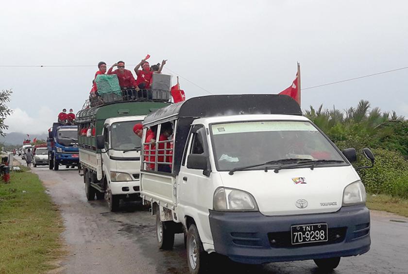 မြိတ်မြို့နယ်အတွင်း NLD ပါတီဝန်းရံသူများက လှည့်လည်မဲဆွယ်စည်းရုံးနေသည်ကို တွေ့ရစဉ်