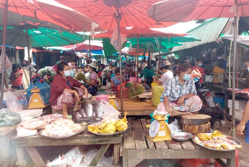 မြဝတီမြို့ ဘုရင့်နောင်‌စျေးရှိ သားငါးအရောင်းဆိုင်များကို တွေ့ရစဉ်