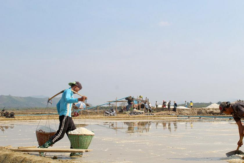 သံဖြူဇရပ်မြို့နယ်ရှိ ဆားလုပ်ငန်းခွင်ကို တွေ့ရစဉ်