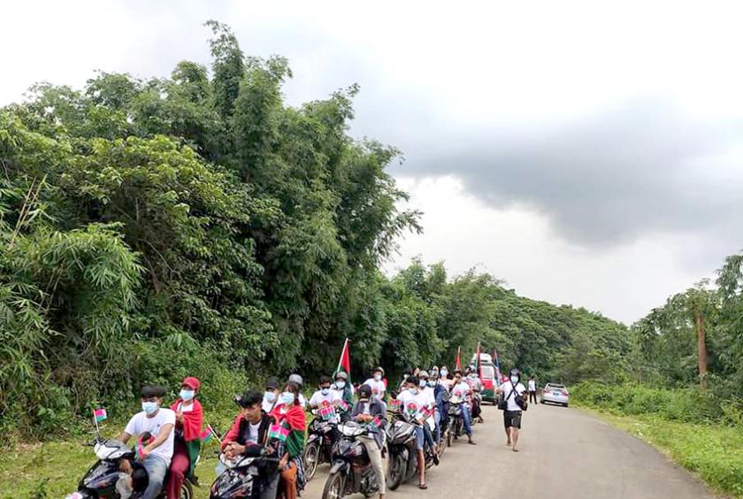 ကချင်ပြည်နယ်အတွင်း ကချင်ပြည်နယ်ပြည်သူ့ပါတီမှ လူငယ်အဖွဲ့လှည့်လည်မဲဆွယ်စည်းရုံးနေစဉ် (ဓာတ်ပုံ-KSPP youth FB page)