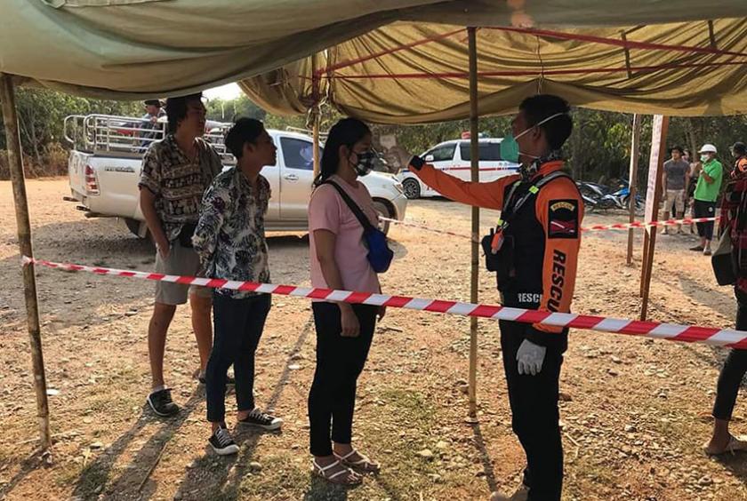 ထီးခီးနယ်စပ်မှ ဝင်ရောက်လာသော ရွှေ့ပြောင်းလုပ်သားများအား တွေ့ရစဉ် ဓာတ်ပုံ-ဖြိုးဇင်(ထားဝယ်)