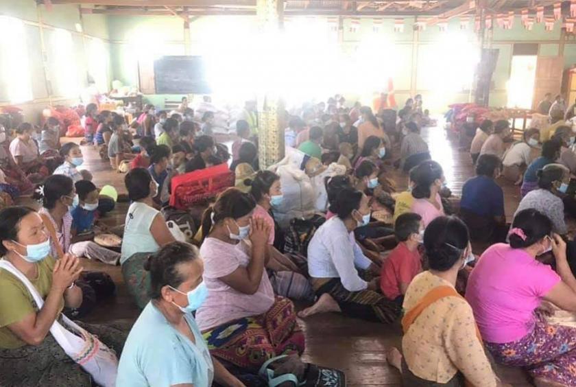 တိုက်ပွဲဖြစ်ပွားရာ ကျေးရွာများမှ ဒေသခံအများအပြား ပုံဝိုးကျေးရွာနှင့် အနီးပတ်ဝန်းကျင်ရှိ ဘုန်းကြီးကျောင်းများသို့ ရောက်ရှိခိုလှုံနေစဉ်