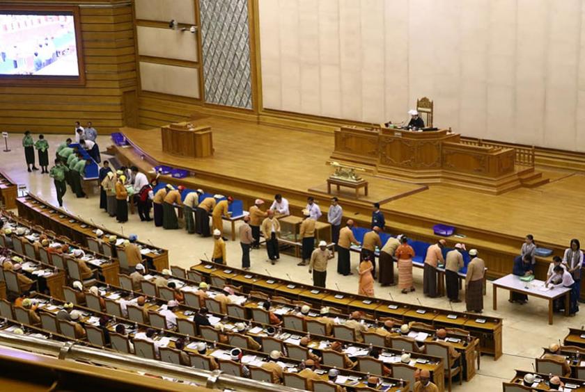 မတ် ၁၆ ရက်က ပြည်ထောင်စုလွှတ်တော်တွင် ဖွဲ့စည်းပုံအခြေခံဥပဒေပြင်ဆင်ရေးအတွက် လွှတ်တော်ကိုယ်စားလှယ်များ မဲပေးနေကြစဉ်