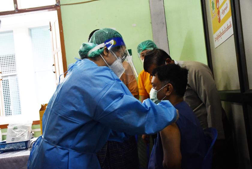 ရန်ကုန်တိုင်းအတွင်းရှိ ကျန်းမာရေးဝန်ထမ်းများအား COVID-19 ကာကွယ်ဆေးကို ဇန်နဝါရီ ၂၇ ရက်က ထိုးနှံပေးနေစဉ် (ဓာတ်ပုံ- ကြည်နိုင်)