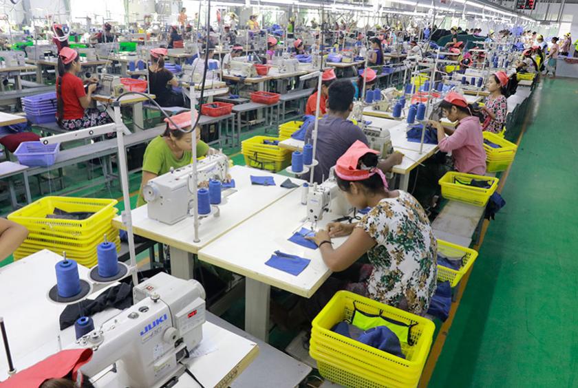 အထည်ချုပ်စက်ရုံ လုပ်ငန်းခွင်တစ်ခုကို COVID-19 ကာလမတိုင်မီက တွေ့ရစဉ်