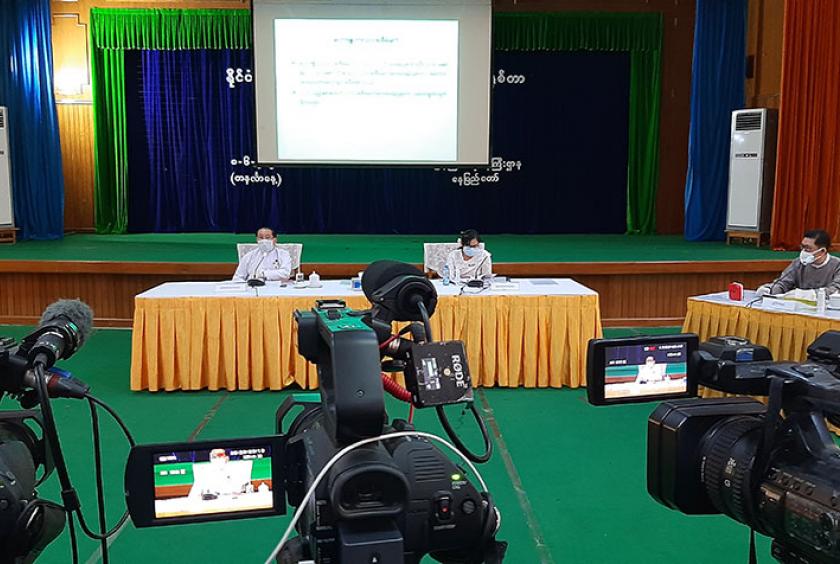 ဇွန် ၈ ရက်က ပြန်ကြားရေးဝန်ကြီးဌာန၌ ပြုလုပ်သည့် သတင်းစာရှင်းလင်းပွဲတွင် ပြည်ထောင်စုစာရင်းစစ်ချုပ်ရုံး တာဝန်ရှိသူများ ရှင်းလင်းပြောကြားနေစဉ်