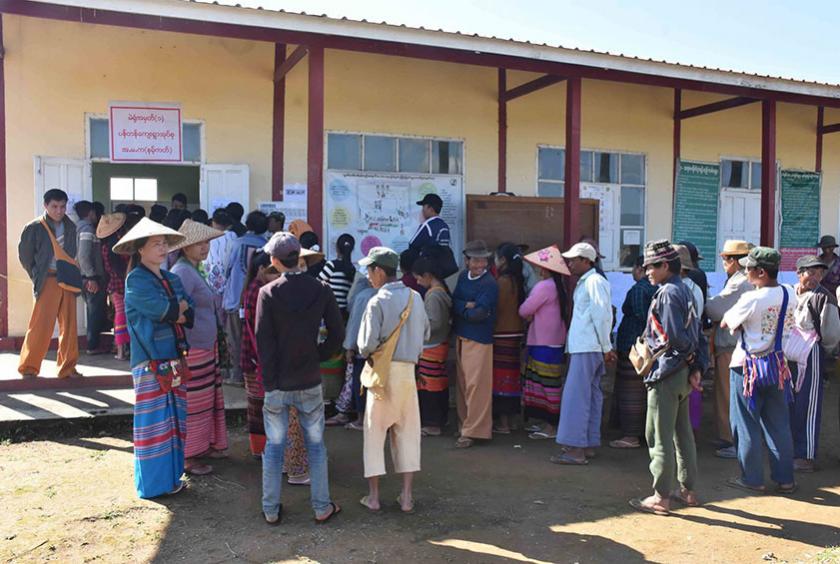 ၂၀၁၈ ခုနှစ် နိုဝင်ဘာ ၃ ရက် ကြားဖြတ်ရွေးကောက်ပွဲတွင် ရှမ်းပြည်နယ် လဲချားမြို့၌ ဆန္ဒမဲပေးရန် စောင့်ဆိုင်းနေကြသူများကို တွေ့ရစဉ် (ဓာတ်ပုံ- စည်သာ)