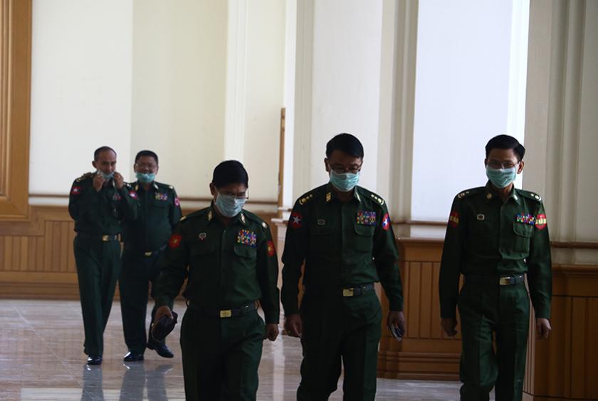  မတ် ၄ ရက် ပြုလုပ်သည့် ပြည်ထောင်စုလွှတ်တော်အစည်းအဝေးသို့ တက်ရောက်လာသည့် တပ်မတော်သားကိုယ်စားလှယ်များကို တွေ့ရစဉ်