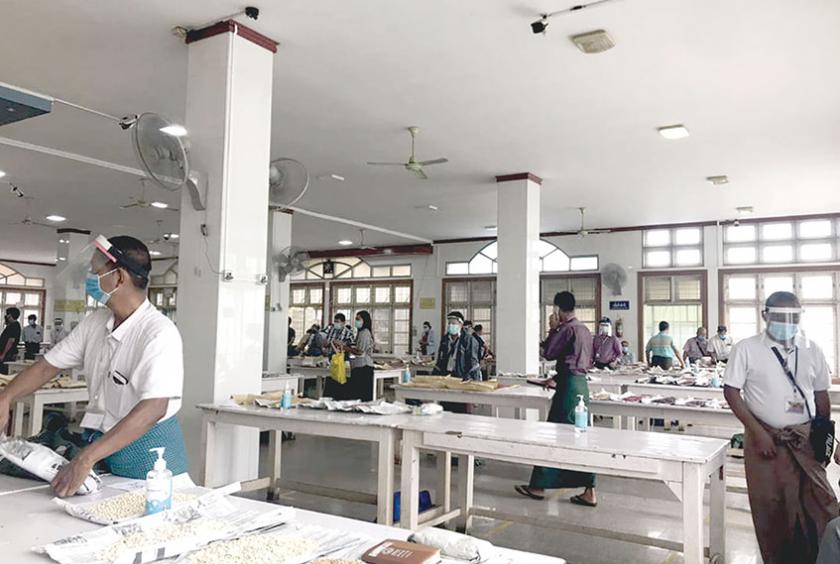 COVID-19 ရောဂါပိုးကူးစက်မှုကြောင့် မန္တလေးကုန်စည်ဒိုင်တွင် အရောင်းအဝယ်အေးစက်နေသည်ကို စက်တင်ဘာ ၄ ရက်က တွေ့ရစဉ် (ဓာတ်ပုံ-မင်းလတ်)
