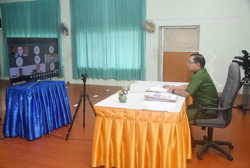 စက်တင်ဘာ ၂၆ ရက်တွင် Video Conferencing စနစ်ဖြင့်  တပ်မတော်သတင်းမှန်ပြန်ကြားရေးအဖွဲ့မှ ဗိုလ်မှူးချုပ်ဇော်မင်းထွန်းက သတင်းစာရှင်းလင်းပွဲ ပြုလုပ်စဉ် (ဓာတ်ပုံ- တပ်မတော်ကာကွယ်ရေးဦးစီးချုပ်ရုံး)