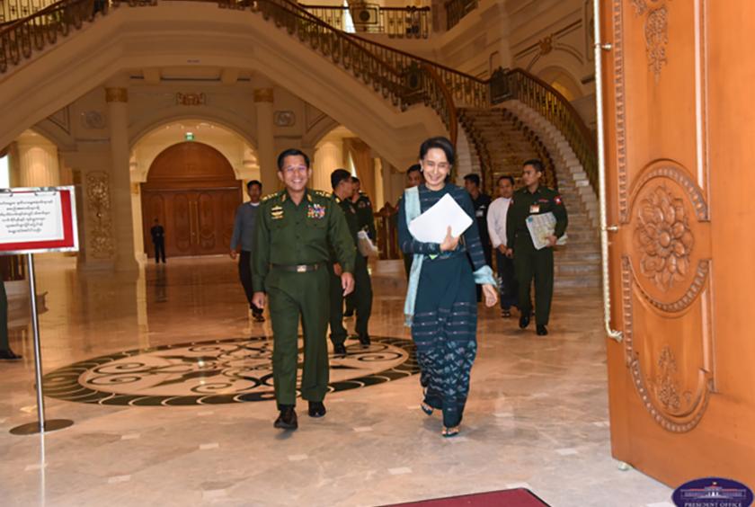 ၂၀၁၆ ခုနှစ် အောက်တိုဘာ ၁၄ ရက်က နိုင်ငံတော်သမ္မတအိမ်တော်တွင် ပြုလုပ်သည့် အမျိုသားကာကွယ်ရေးနှင့် လုံခြုံရေးဆိုင်ရာကိစ္စရပ်များနှင့်စပ်လျဉ်းသည့် အထူးအစည်းအဝေးတွင် နိုင်ငံတော်၏အတိုင်ပင်ခံပုဂ္ဂိုလ်နှင့် တပ်မတော်ကာကွယ်ရေးဦးစီးချုပ်တို့အား တွေ့ရစဉ်