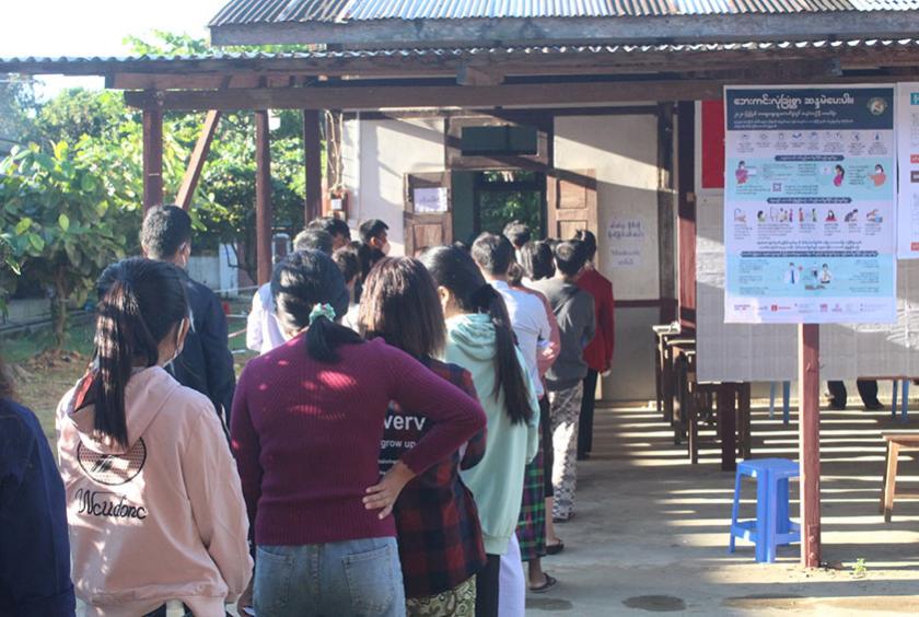 နိုဝင်ဘာ ၈ ရက်က ပြုလုပ်သည့် ၂၀၂၀ ရွေးကောက်ပွဲတွင်  မြစ်ကြီးနားမြို့နယ်ရှိ မဲရုံတစ်ခု၌ မဲပေးရန်  စောင့်ဆိုင်းနေသူများကို တွေ့ရစဉ် (ဓာတ်ပုံ- ထွန်းလင်းအောင်)