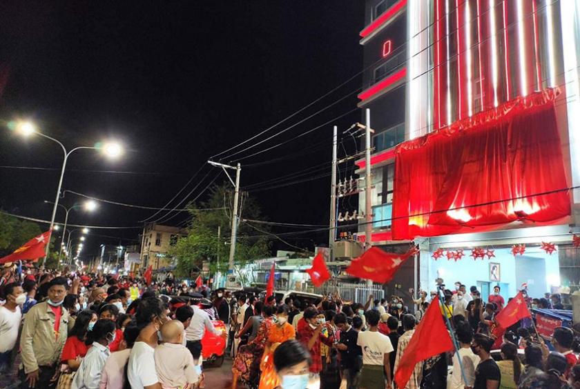 နိုဝင်ဘာ ၈ ရက် ညပိုင်းက မန္တလေးတိုင်း NLD ရုံးရှေ့တွင် ရွေးကောက်ပွဲရလဒ် လာရောက်စောင့်ဆိုင်းနေသူများကို တွေ့ရစဉ်