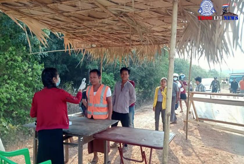 KNU သထုံခရိုင်၏ COVID-19 ရောဂါ ထိန်းချုပ်ကာကွယ် ကုသရေးအတွက် စစ်ဆေးဆောင်ရွက်နေသည့် နေရာတစ်ခုအား တွေ့ရစဉ်