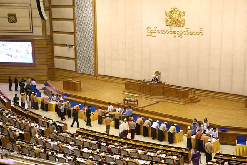 မတ် ၁၃ ရက်က ပြည်ထောင်စုလွှတ်တော်တွင် ဖွဲ့စည်းပုံအခြေခံဥပဒေပြင်ဆင်ရေး မဲခွဲဆုံးဖြတ်မှုပြုလုပ်စဉ် (ဓာတ်ပုံ- ပြည့်ဖြိုးအောင်)