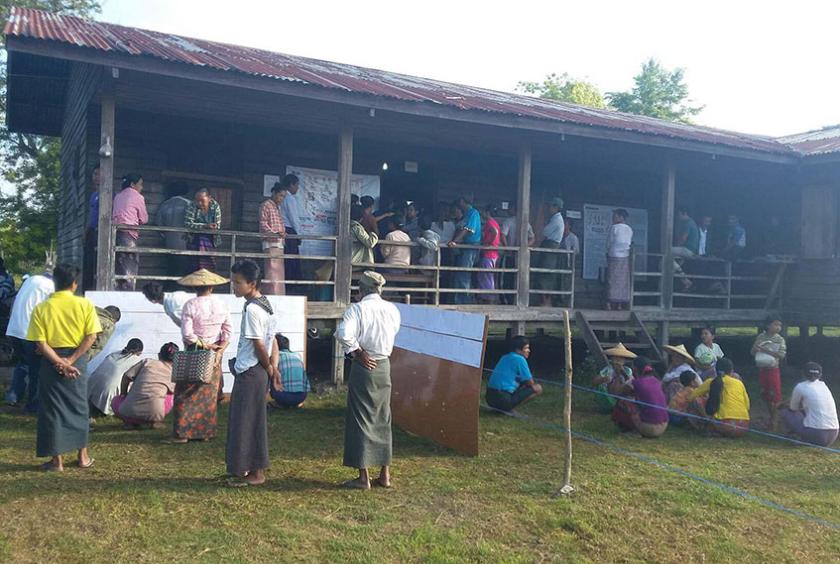 ၂၀၁၅ အထွေထွေရွေးကောက်ပွဲတွင် ကယားပြည်နယ် ဘောလခဲမြို့နယ်ရှိ မဲရုံတစ်ရုံတွင် မဲပေးရန် စောင့်ဆိုင်းနေသူများကို တွေ့ရစဉ်