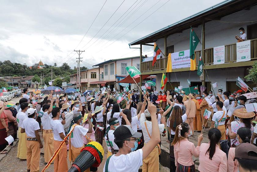 ကွန်ဟိန်းမြို့တွင် SNDP ပါတီက ပါတီဆိုင်းဘုတ်တင်ခြင်းအခမ်းအနား ပြုလုပ်စဉ်