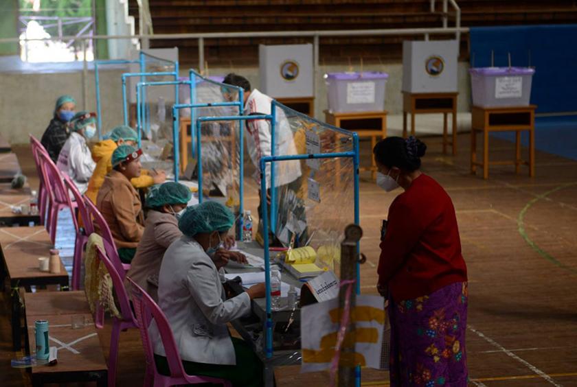 ရှမ်းပြည်နယ် (မြောက်ပိုင်း) လားရှိုးမြို့ပေါ်ရှိ မဲရုံတစ်ရုံတွင် မဲဆန္ဒရှင်ပြည်သူများ မဲပေးနေသည်ကို နိုဝင်ဘာ ၈ ရက် နံနက်ပိုင်းက တွေ့ရစဉ်