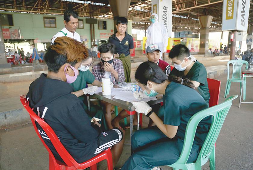 မြဝတီနှင့် မူဆယ်နယ်စပ်တို့မှ ပြန်လာသော နေရပ်ပြန်များကို တာဝန်ရှိသူများက အောင်မင်္ဂလာအဝေးပြေးဂိတ်အတွင်း ကျန်းမာရေးစစ်ဆေးမှု ဆောင်ရွက်နေစဉ် (ဓာတ်ပုံ- ကြည်နိုင်)