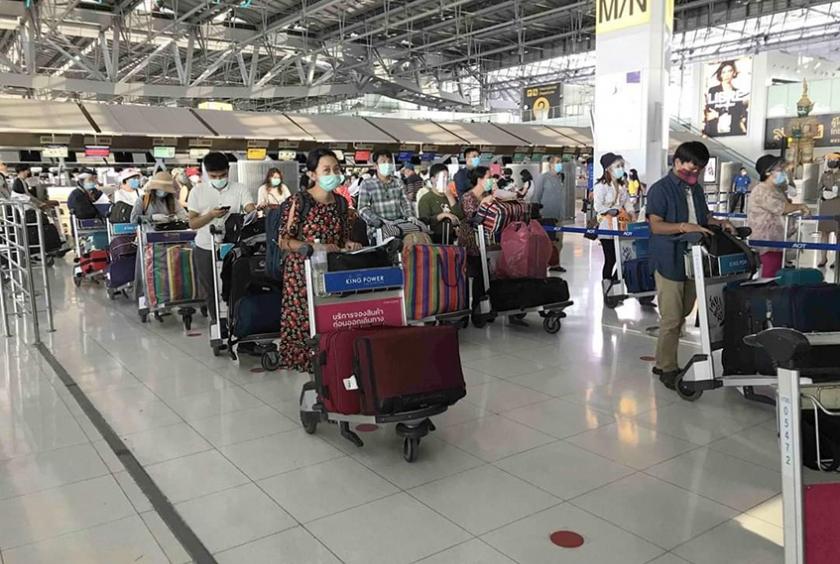 အာရပ်စော်ဘွားများ ပြည်ထောင်စုနိုင်ငံမှ မြန်မာနိုင်ငံသို့ ပြန်လည်ထွက်ခွာမည့် မြန်မာနိုင်ငံသားများအား တွေ့ရစဉ်