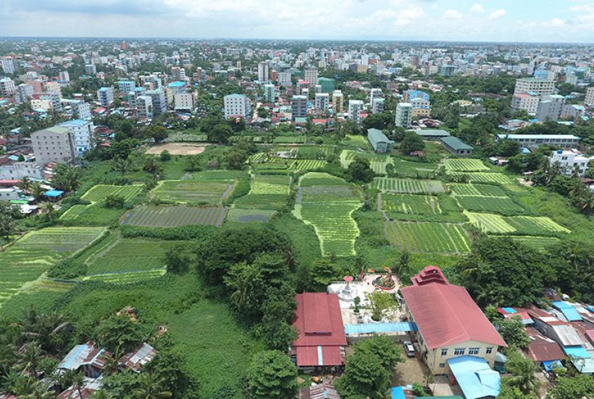 ဧဒင်မြန်မာဖောင်ဒေးရှင်းအမည်ဖြင့် ဂရန်အမည်ပေါက်ထားသည့် မြေနေရာကို အပေါ်စီးမှ တွေ့ရစဉ် (ဓာတ်ပုံ- ဝင်းမြင့်)