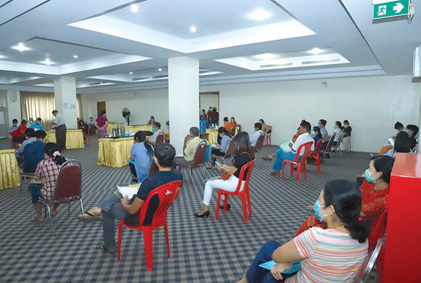 COVID-19 Fund မှ ချေးငွေရရှိရန် လျှောက်ထားနေသူများကို ဧပြီလအတွင်းကတွေ့ရစဉ် (ဓာတ်ပုံ-ကုန်သည်စက်မှုအသင်းချုပ်)