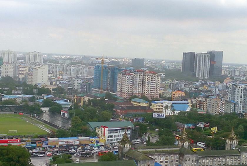 စီးပွားရေးမြို့တော် ရန်ကုန်မြို့၏ အိမ်ရာအဆောကက်အအုံများကို တွေ့ရစဉ် (ဓာတ်ပုံ- နီလာ)