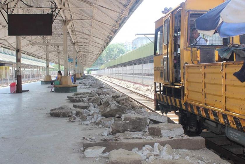 ရန်ကုန်ဘူတာကြီး စင်္ကြံ်အမှတ် ၂၊ ၃၊ ၄ ရှိ ရထားသံလမ်းများကို ကိုးချောင်းဆက်သံလမ်းများဖြင့် လဲလှယ်ခြင်းဆောင်ရွက်စဉ်