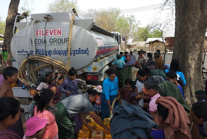 ELEVEN MEDIA GROUP ရေသယ်ယာဉ်ဖြင့် ရေစကြိုမြို့နယ်တွင် ရေလှူဒါန်းပေးနေစဉ်