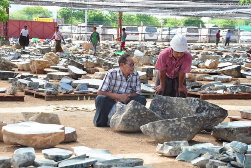 စစ်ကိုင်းမြို့တွင် ကျင်းပခဲ့သည့် ကျောက်မျက်ပြပွဲတစ်ခုကို တွေ့ရစဉ်