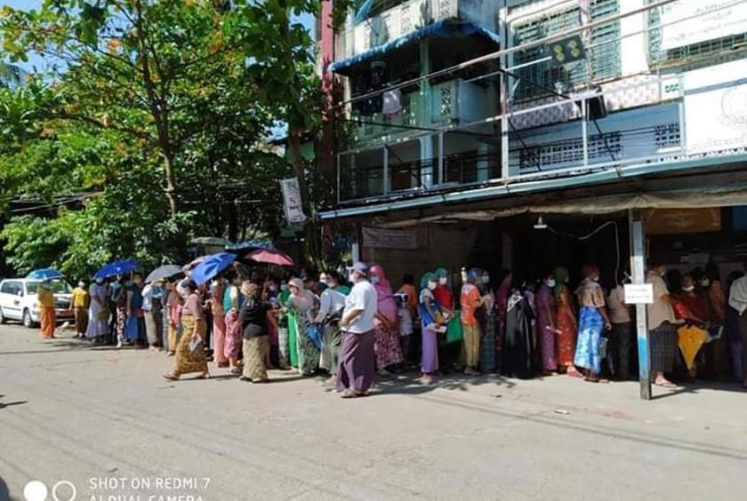 တာမွေမြို့နယ် တာမွေကြီး (က+ဂ) ရပ်ကွက်တွင် အစိုးရကထောက်ပံ့သည့် ကျပ်လေးသောင်းရရှိရန် စောင့်ဆိုင်းနေသူများကို နိုဝင်ဘာ ၁၂ ရက်က တွေ့ရစဉ်(ဓာတ်ပုံ-တာမွေမြို့နယ် ပြည်သူ့ကွန်ရက် Facebook)