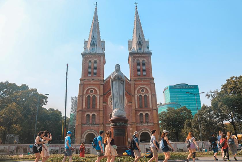 Notre Dame ကတ်သလစ်ဘုရားရှိခိုးကျောင်းကို တွေ့ရစဉ်