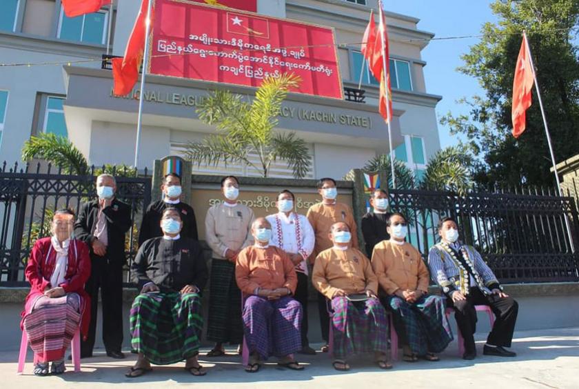ဇန်နဝါရီ ၁ ရက်က  မြစ်ကြီးနားမြို့တွင် NLD ပါတီမှ ဒေါက်တာအောင်မိုးညိုဦးဆောင်သောအဖွဲ့နှင့် တိုင်းရင်းသားပါတီသုံးခုမှ ရွေးကောက်ပွဲအနိုင်ရကိုယ်စားလှယ်များ တွေ့ဆုံမှုအပြီး မှတ်တမ်းတင်ဓာတ်ပုံ ရိုက်ကူးစဉ်