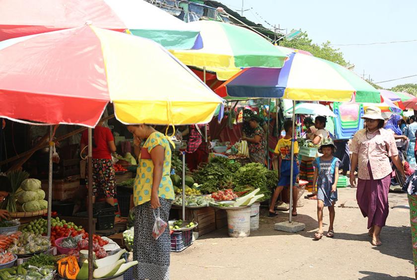 ရန်ကုန်မြို့ရှိ စားသောက်ကုန်များရောင်းချသော စျေးတန်းတစ်ခုကို တွေ့ရစဉ် (ဓာတ်ပုံ- ကြည်နိုင်)