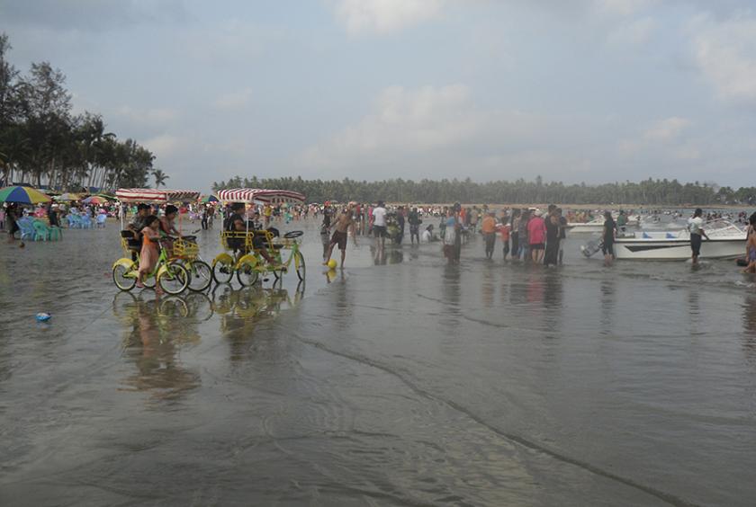 ဧရာဝတီတိုင်းဒေသကြီးအတွင်းရှိ ချောင်းသာကမ်းခြေတွင် အနားယူရေကစားနေသည့်မြင်ကွင်းကို ယခင်နှစ် ခရီးသွားရာသီက တွေ့ရစဉ်