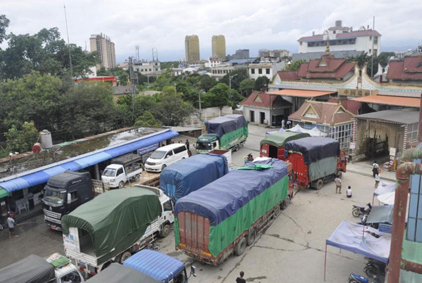 မူဆယ်မြို့ မိန့်ဝိန်းဂိတ်တွင် တရုတ်နိုင်ငံအတွင်း ဝင်ရောက်ရန် စောင့်ဆိုင်းနေသော ကုန်တင်ယာဉ်များကို စက်တင်ဘာလနောက်ဆုံးပတ်က တွေ့ရစဉ် (ဓာတ်ပုံ- ပြည့်စုံ)