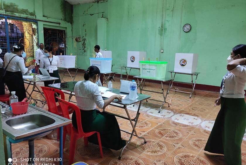 နိုဝင်ဘာ ၈ ရက်က ကျင်းပသည့် အထွေထွေရွေးကောက်ပွဲတွင် စစ်တွေမြို့ရှိ မဲရုံတစ်ရုံကို တွေ့ရစဉ် (ဓာတ်ပုံ-သန်းလှိုင်)