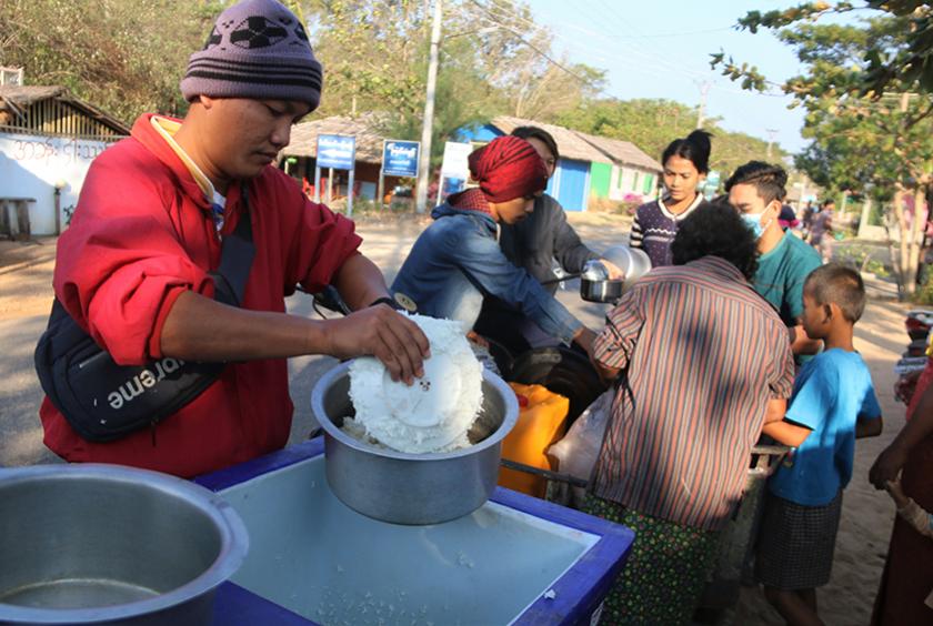 မောင်းမကန်ကမ်းခြေမှ ပြည်သူများအား ထမင်းဟင်းများ ပေးဝေနေစဉ်