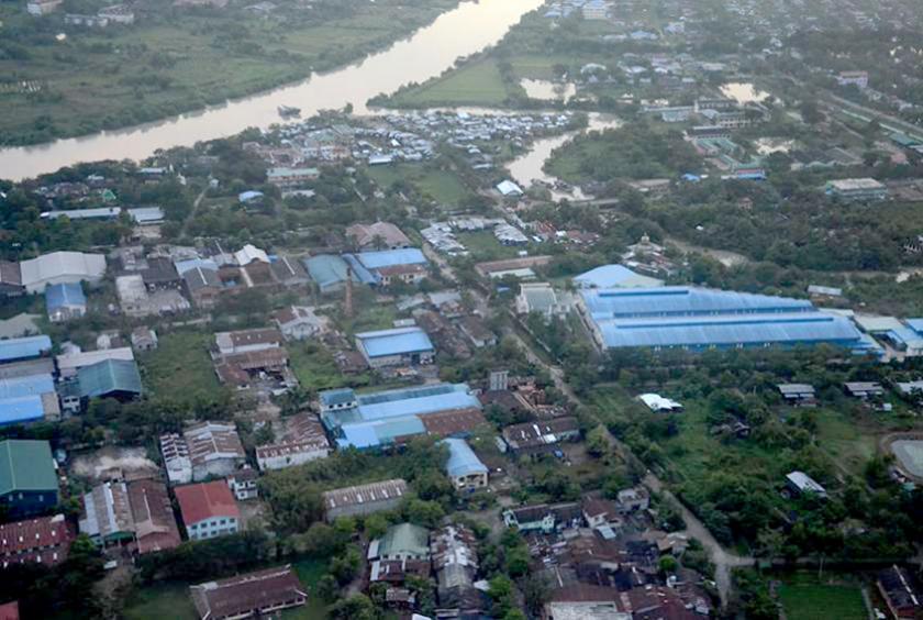 ကုန်ထုတ်စက်ရုံများ လည်ပတ်နေသည့်ရန်ကုန်မြို့ရှိ စက်မှုဇုန်တစ်နေရာကို တွေ့ရစဉ်