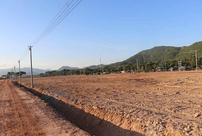 ပေါင်မြို့နယ် မလတ်တောင် ပြိုကျ၍ ထိခိုက်နစ်နာခဲ့သည့် ဒေသခံများကို ပြန်လည်နေရာချထားမည့်နေရာကို တွေ့ရစဉ်