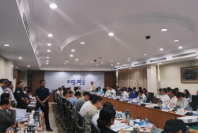 ဖေဖော်ဝါရီ ၂၂ ရက်က ကုန်သည်စက်မှုအသင်းချုပ်၌ ကျင်းပသည့် ဒုတိယသမ္မတနှင့် ပုဂ္ဂလိကလုပ်ငန်းရှင်များ တွေ့ဆုံပွဲတွင် အဖွင့်အမှာစကားပြောကြားနေသည့် ဒေါက်တာသန်းမြင့်ကို တွေ့ရစဉ် (ဓာတ်ပုံ-ဖြိုးဝေ)