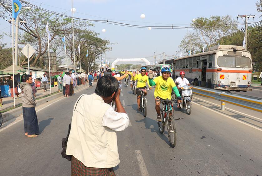 ဂျပန်နိုင်ငံ၏ အကူအညီဖြင့် ဖောက်လုပ်ခဲ့သည့် သန်လျင်- သီလဝါ လေးလမ်းသွား ကတ္တရာလမ်းမသစ်ကြီး ဖွင့်ပွဲကို တွေ့ရစဉ် (ဓာတ်ပုံ- အောင်မျိုးသန့်)