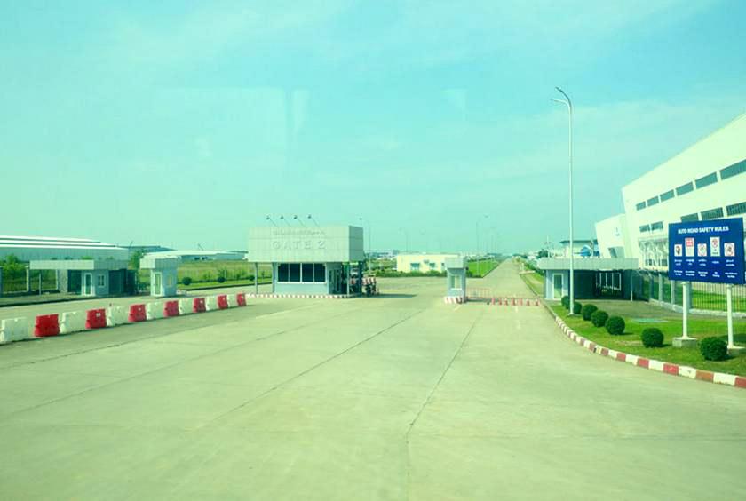 နိုင်ငံခြားရင်းနှီးမြှုပ်နှံမှုများ ဝင်ရောက်လုပ်ကိုင်နေသည့် သီလဝါအထူးစီးပွားရေးဇုန်ကိုတွေ့ရစဉ်(ဓာတ်ပုံ-သီဟအောင်)