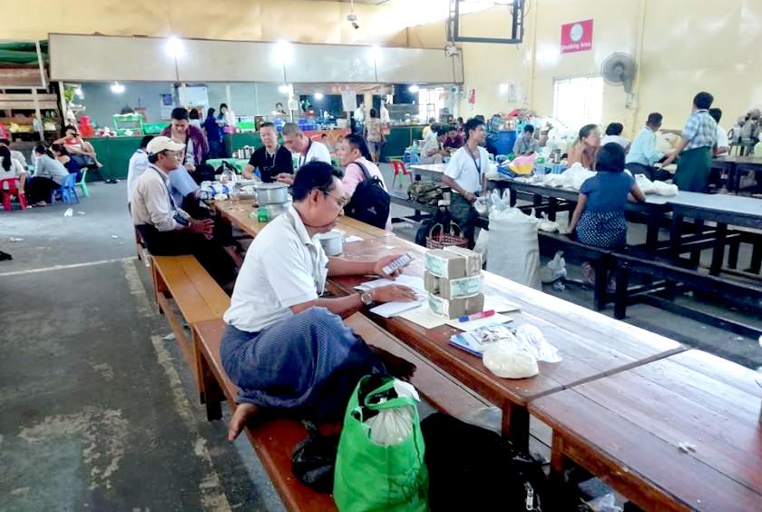 ၀ါးတန်းဆန်ကုန်စည်ဒိုင်အတွင်း ဆန်အရောင်းအဝယ်ပြုလုပ်နေမှုကို တွေ့ရစဉ်